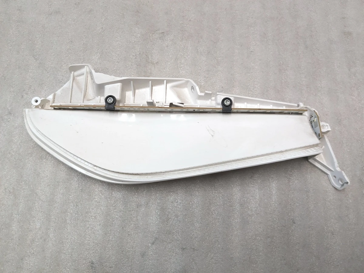 1 Элемент светодиодный габаритный огонь (ходовой) фары главной левой Tesla model 3, model Y 1077371