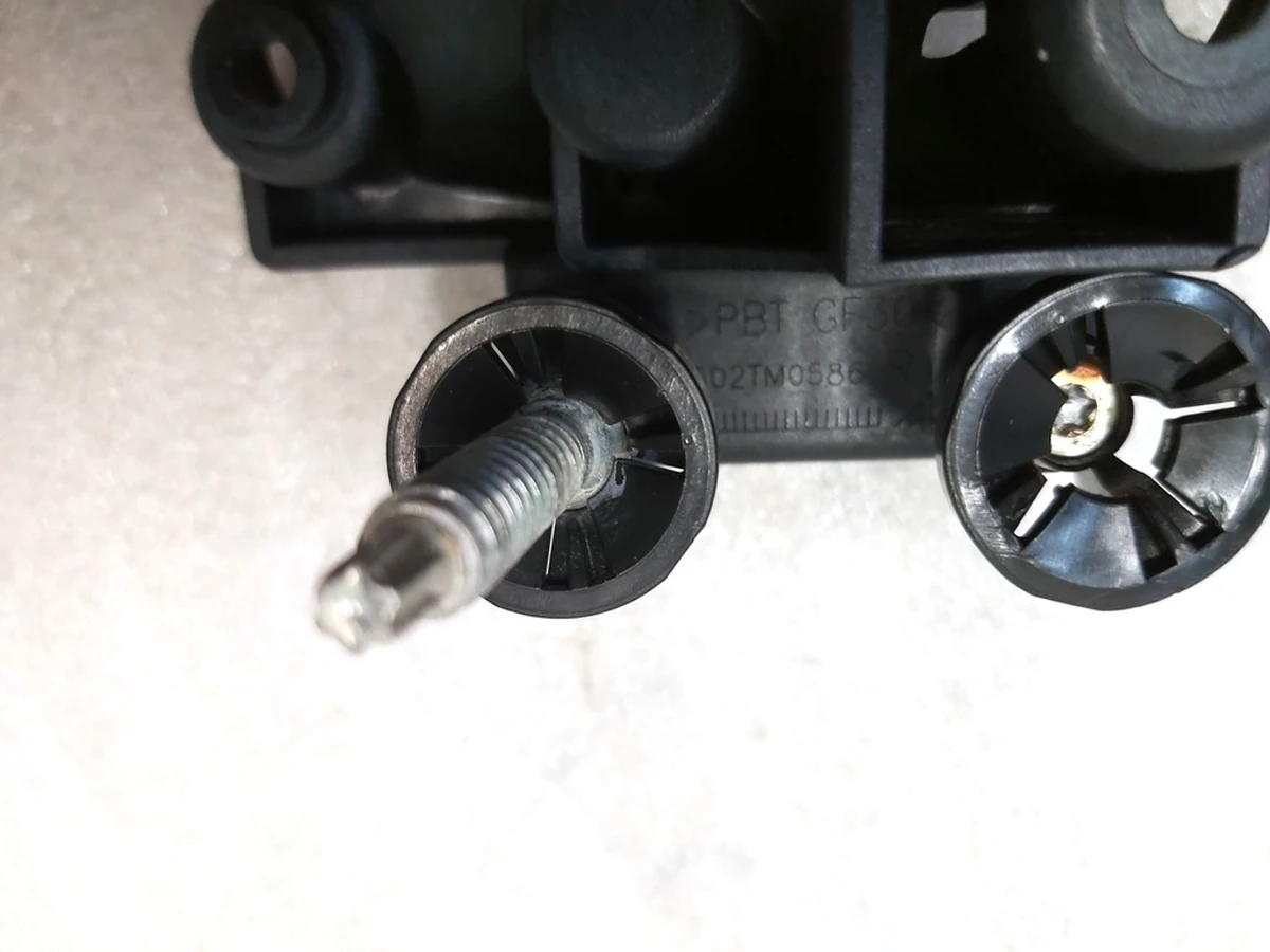 Кронштейн внутрішній із шарніром фари головної правої Tesla model 3, model Y 1077372