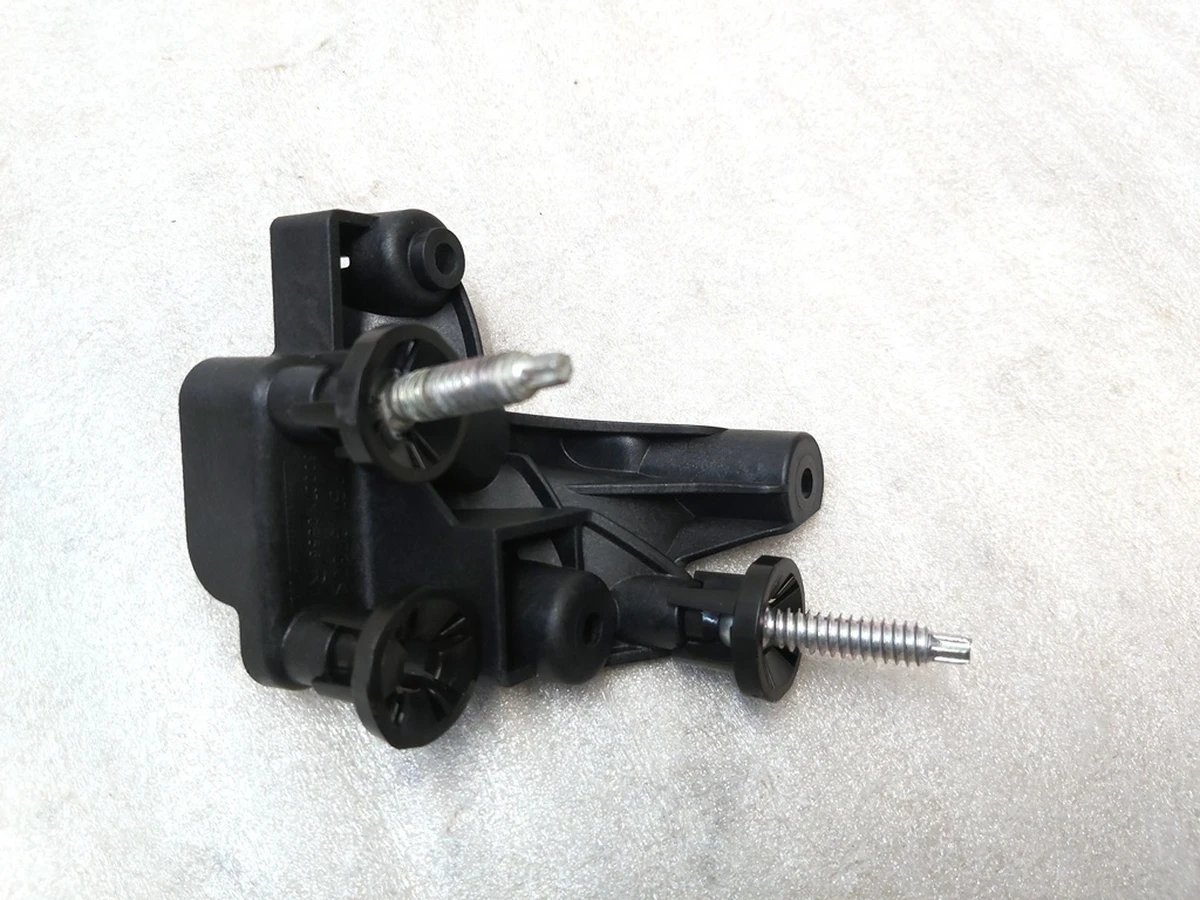 Кронштейн внутрішній із шарніром фари головної правої Tesla model 3, model Y 1077372