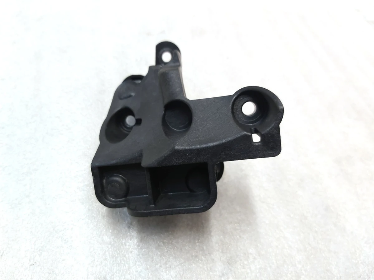 Кронштейн внутрішній із шарніром фари головної правої Tesla model 3, model Y 1077372