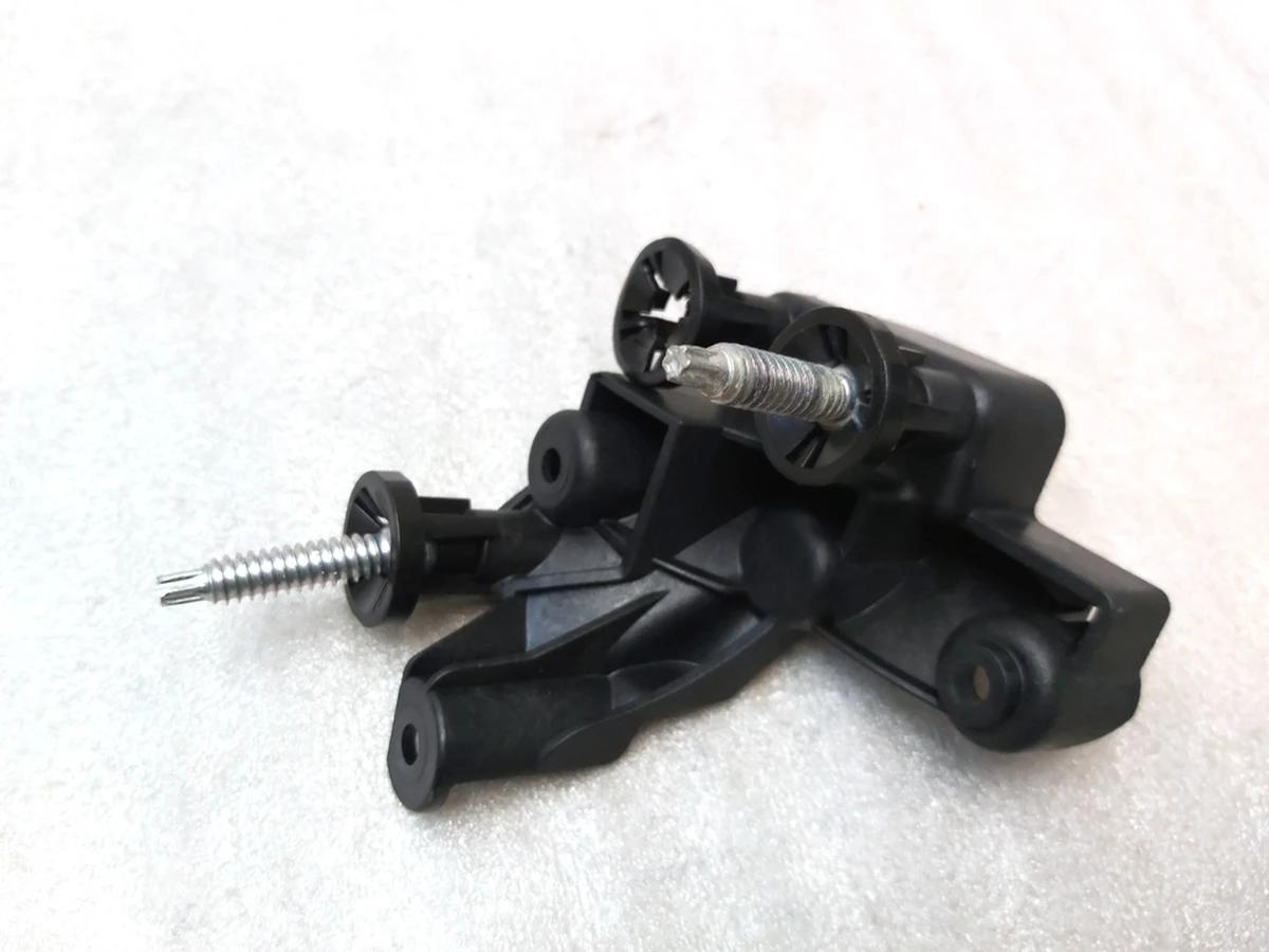 Кронштейн внутрішній із шарніром фари головної правої Tesla model 3, model Y 1077372