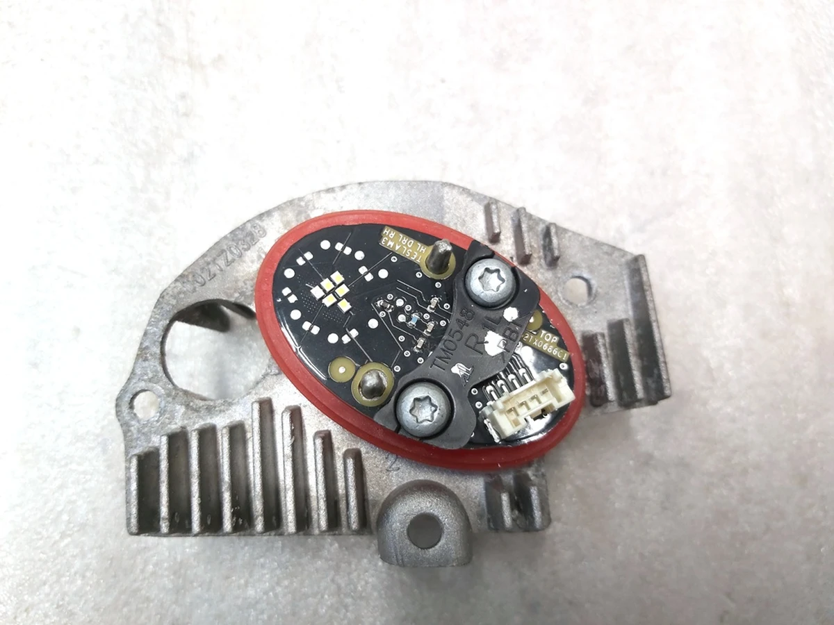 1 Модуль светодиодный фары главной правой Tesla model 3, model Y 1077372