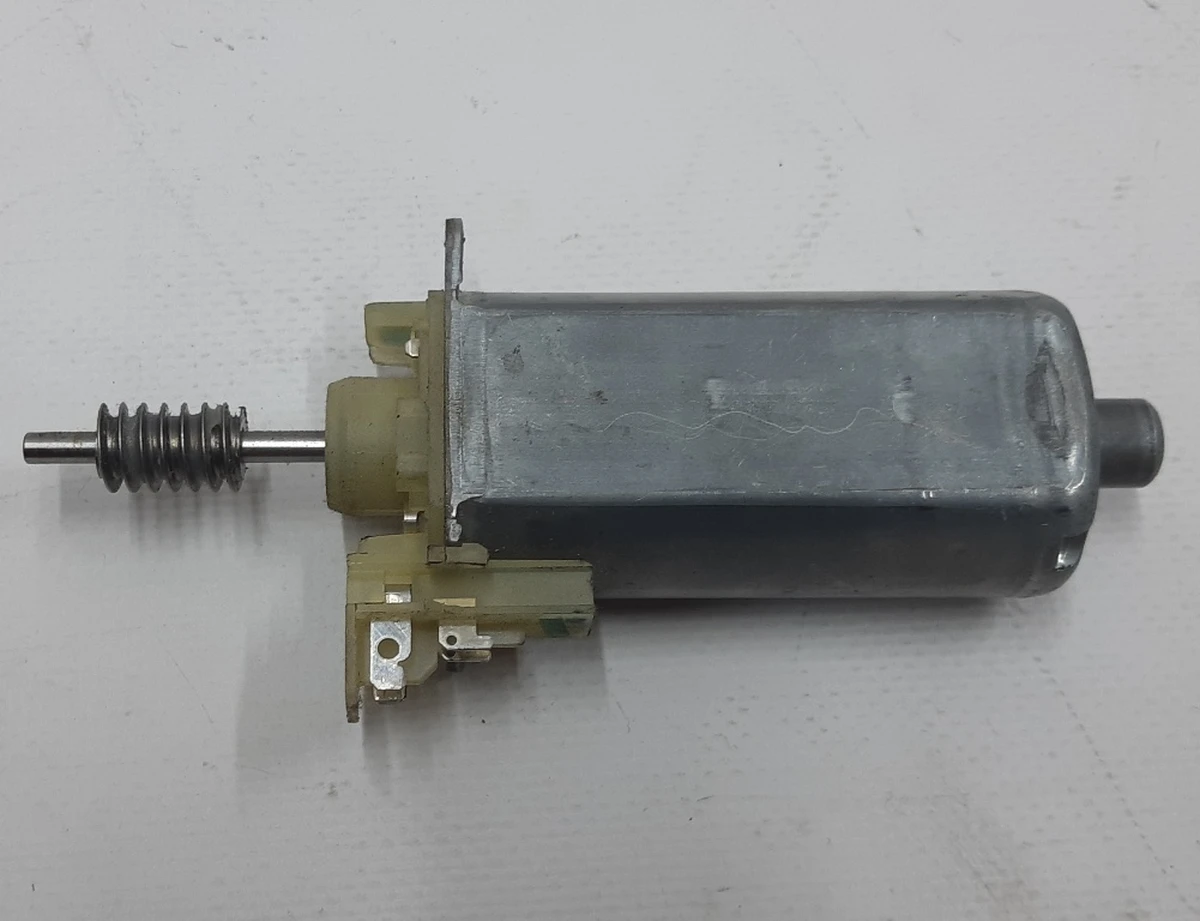 Електродвигун приводу механізму регулювання довжини рульової колонки Tesla Tesla model X, S, REST 0390203402