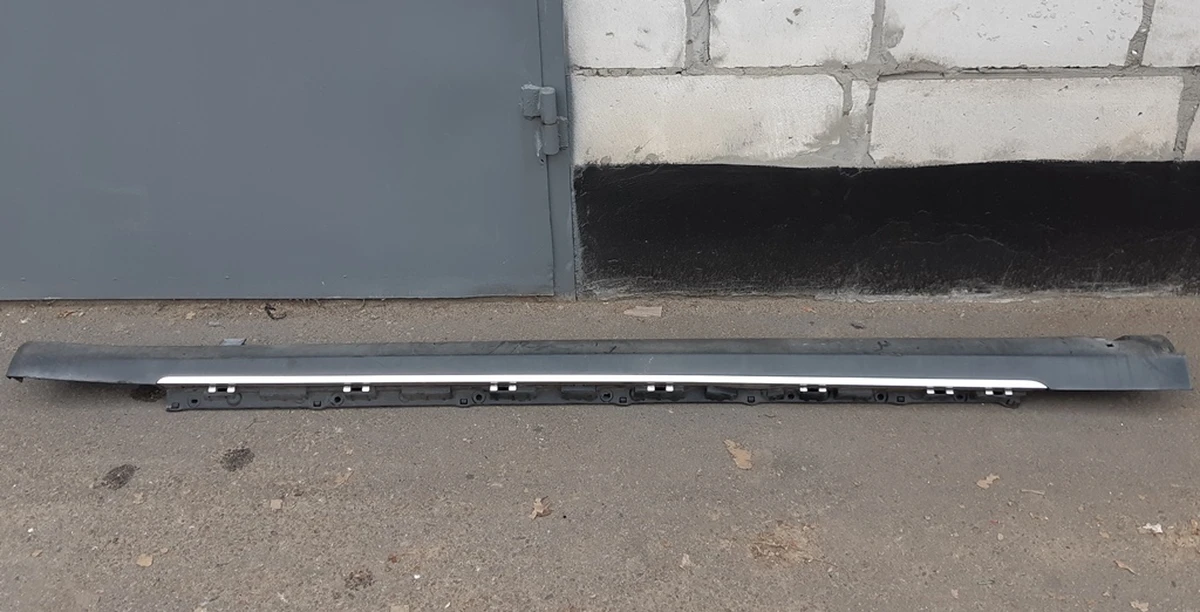 1 Накладка порога права рокерна панель (структурна) у зборі з молдингом Tesla model S, model S REST 6005875-00-J