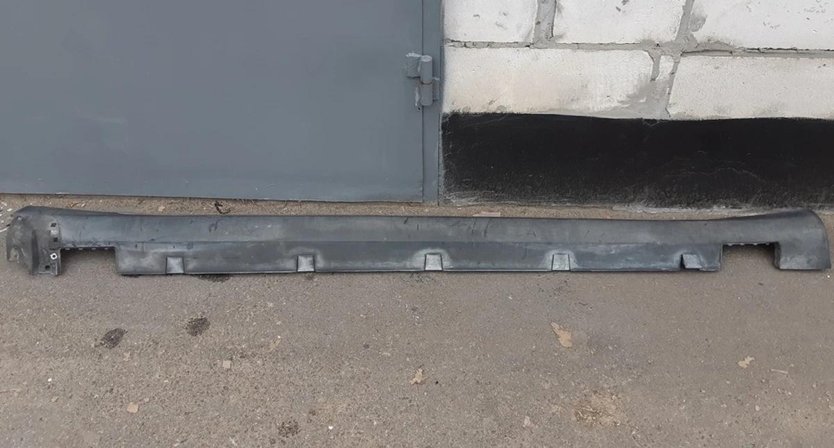 1 Накладка порога права рокерна панель (структурна) у зборі з молдингом Tesla model S, model S REST 6005875-00-J