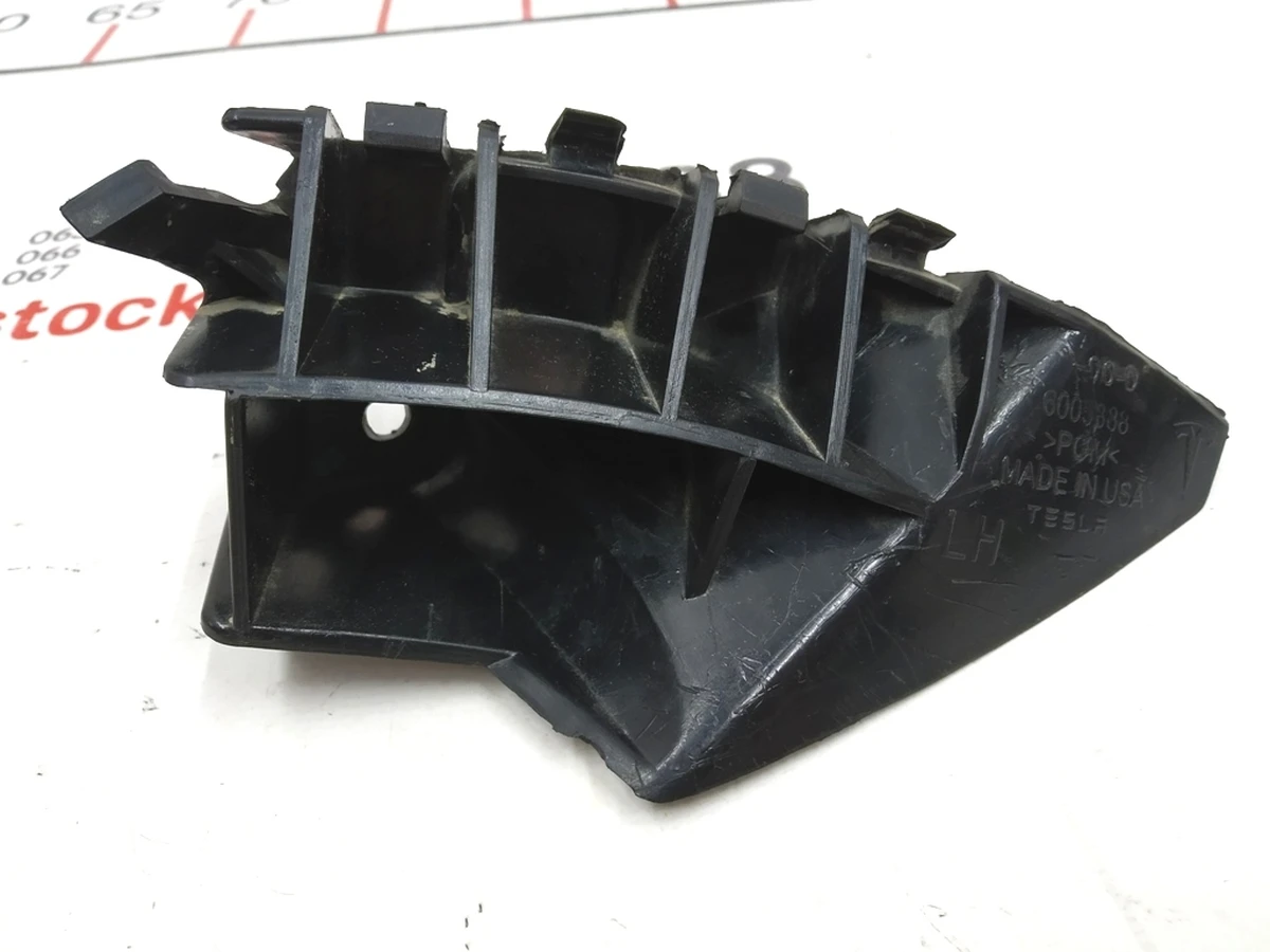 2 Напрямна крила переднього ліва (черепашка) Tesla model S, model S REST 1095495-00-A