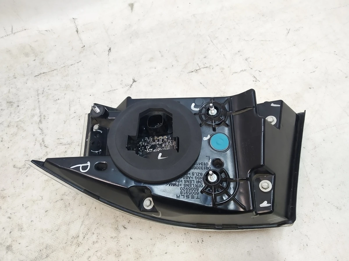 1 Фонарь левый наружный (USA) Tesla Model S, Model S REST 6005918-00-G