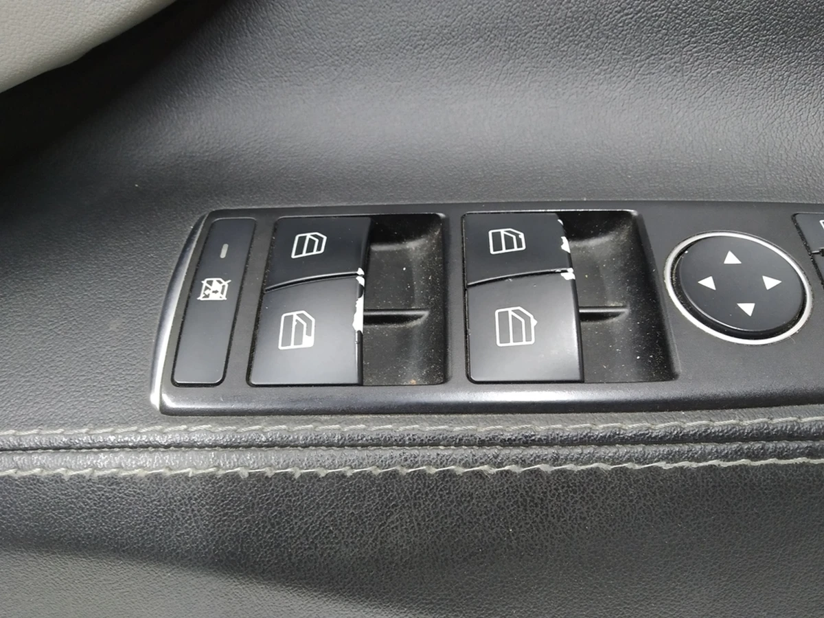 1 Карта дверей передньої лівої у зборі NO ADPT PUR/PVC BLACK/GREY (з пошкодженням) Tesla model S, model S REST 6006071-24-M