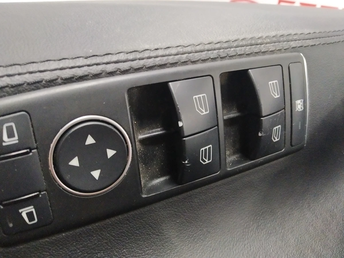 1 Front left door card assembly LTHR/LTHR/PVCB BLACK PREMIUM (damaged) Tesla model S, model S REST 6006071-25-M
