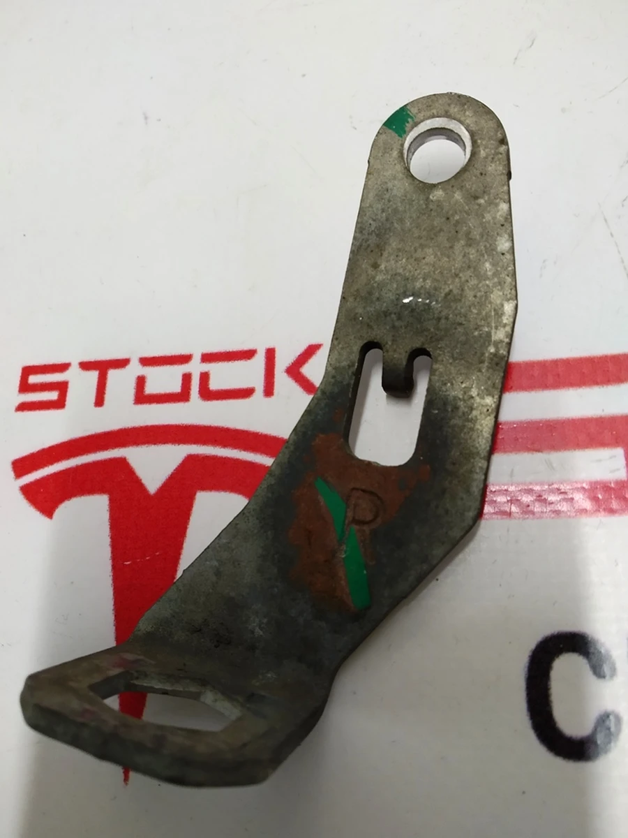 8 Кронштейн кріплення гальмівного шланга заднього правого Tesla model S, REST 6006357-00-Z