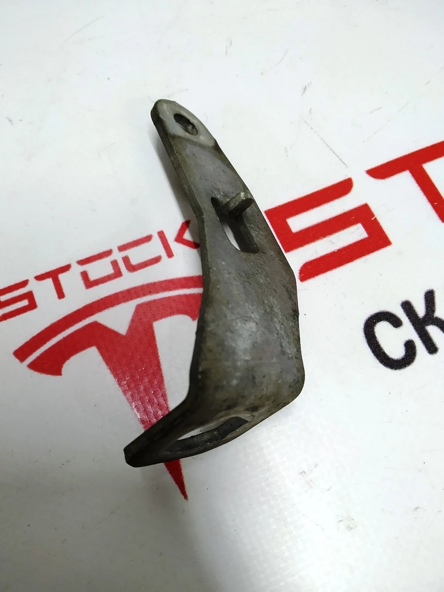8 Кронштейн кріплення гальмівного шланга заднього правого Tesla model S, REST 6006357-00-Z