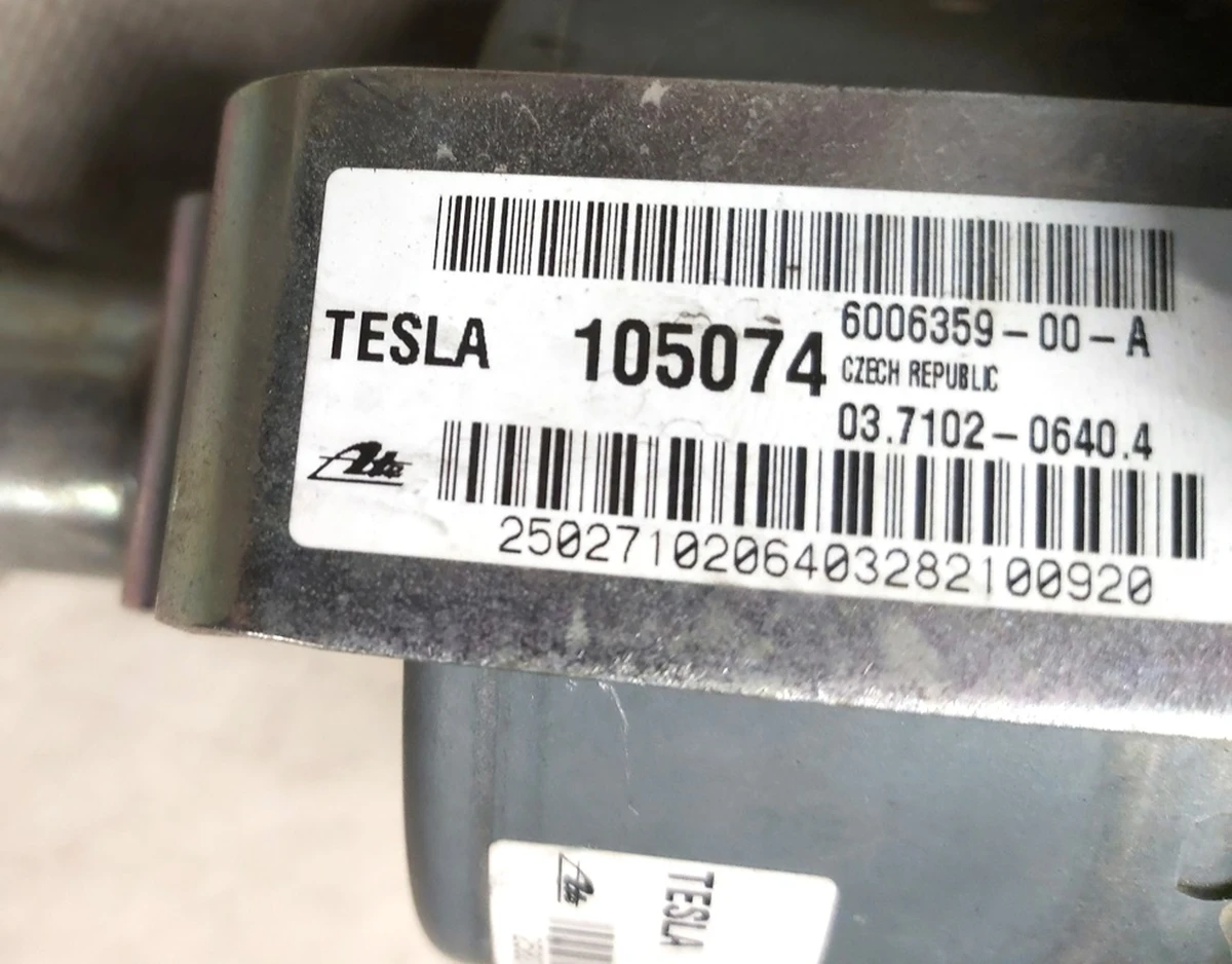 1 BRAKE VACUUM PUMP AND ISOLATORS Tesla model S 6006359-00-A