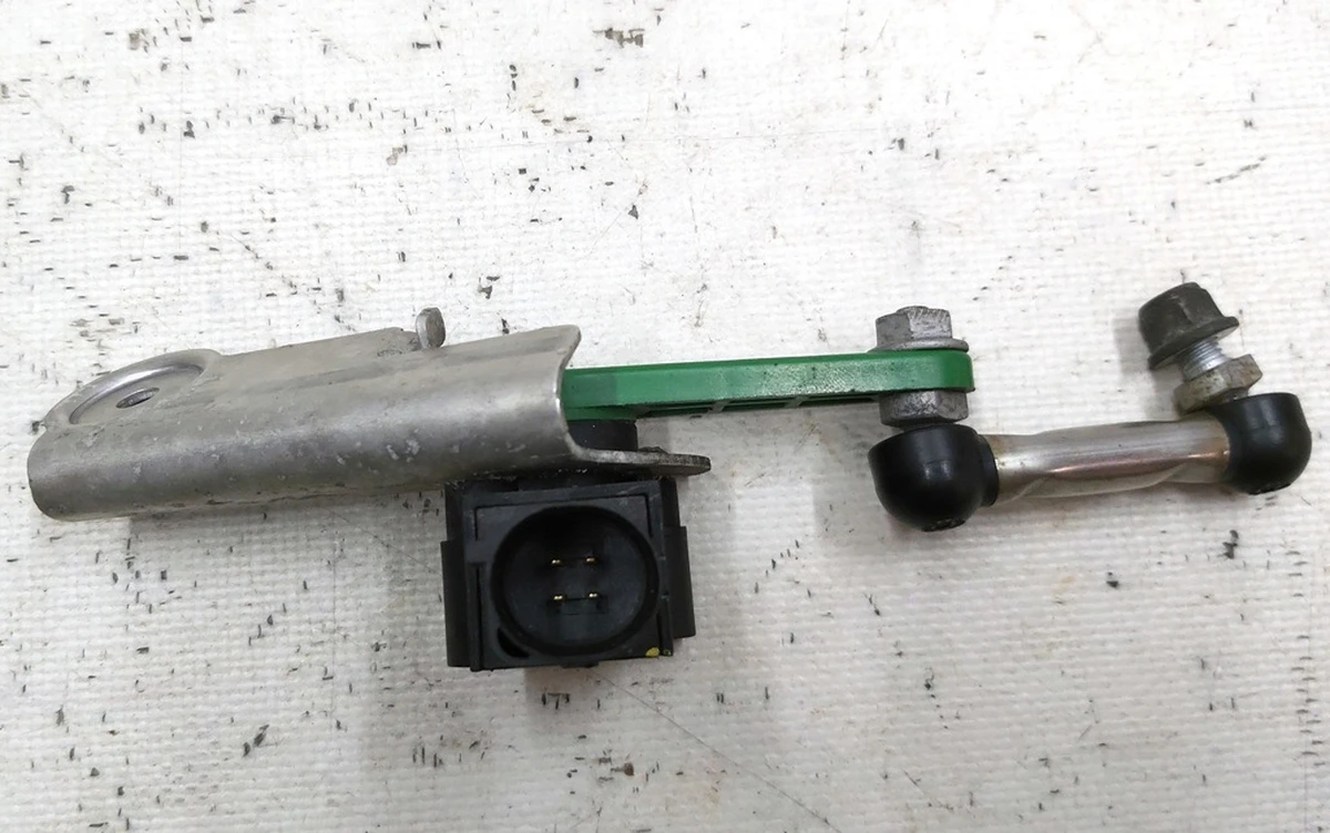 1 Датчик уровня передней пневмоподвески левый с кронштейном в сборе Tesla model S 6006514-00-B