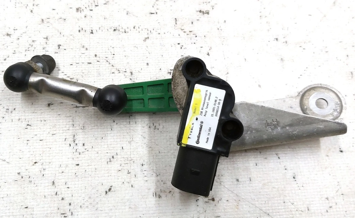 1 Датчик уровня передней пневмоподвески левый с кронштейном в сборе Tesla model S 6006514-00-B