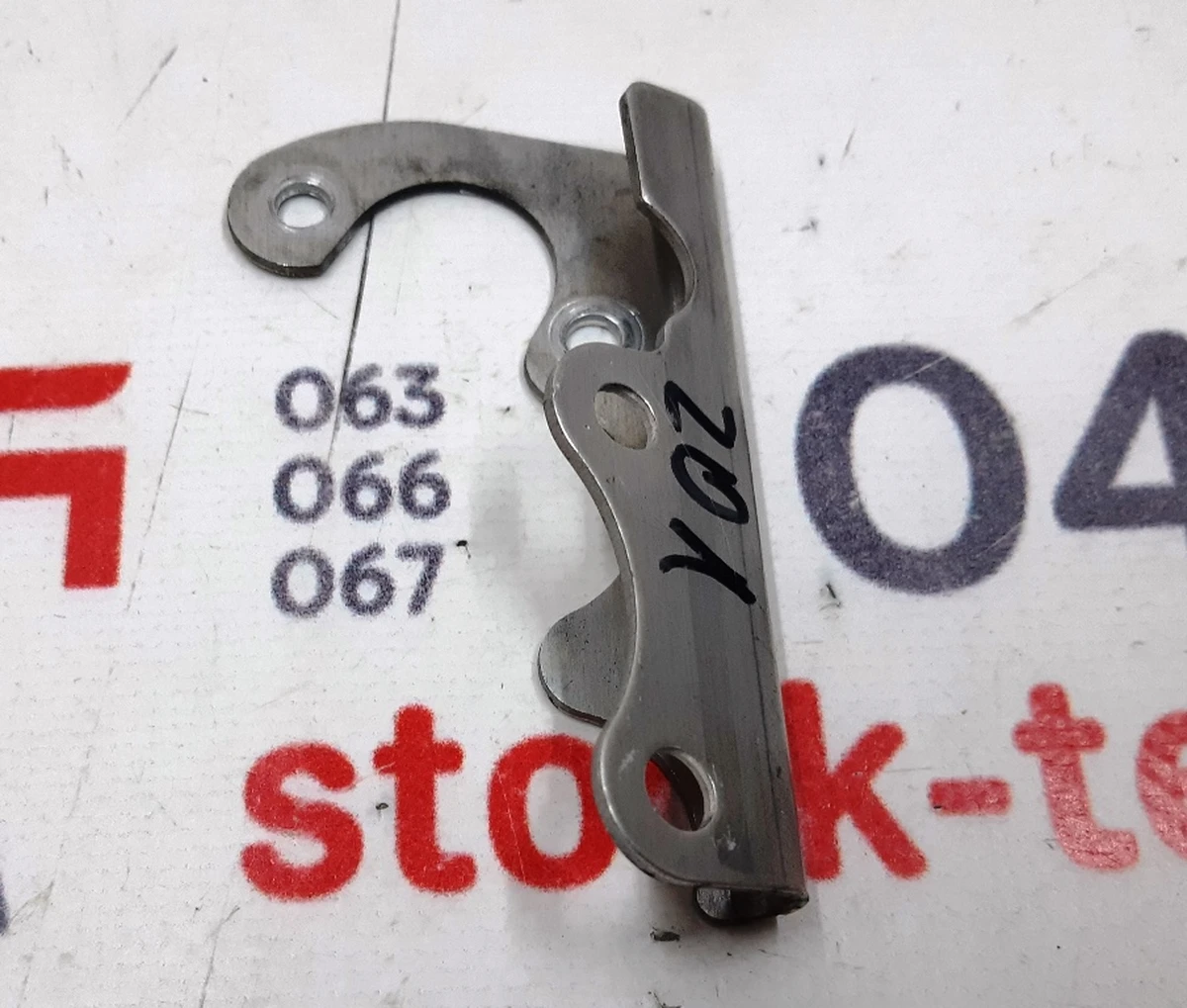 2 Кронштейн кріплення датчика рівня передньої пневмопідвіски лівий Tesla model X S REST 6006516-00-A