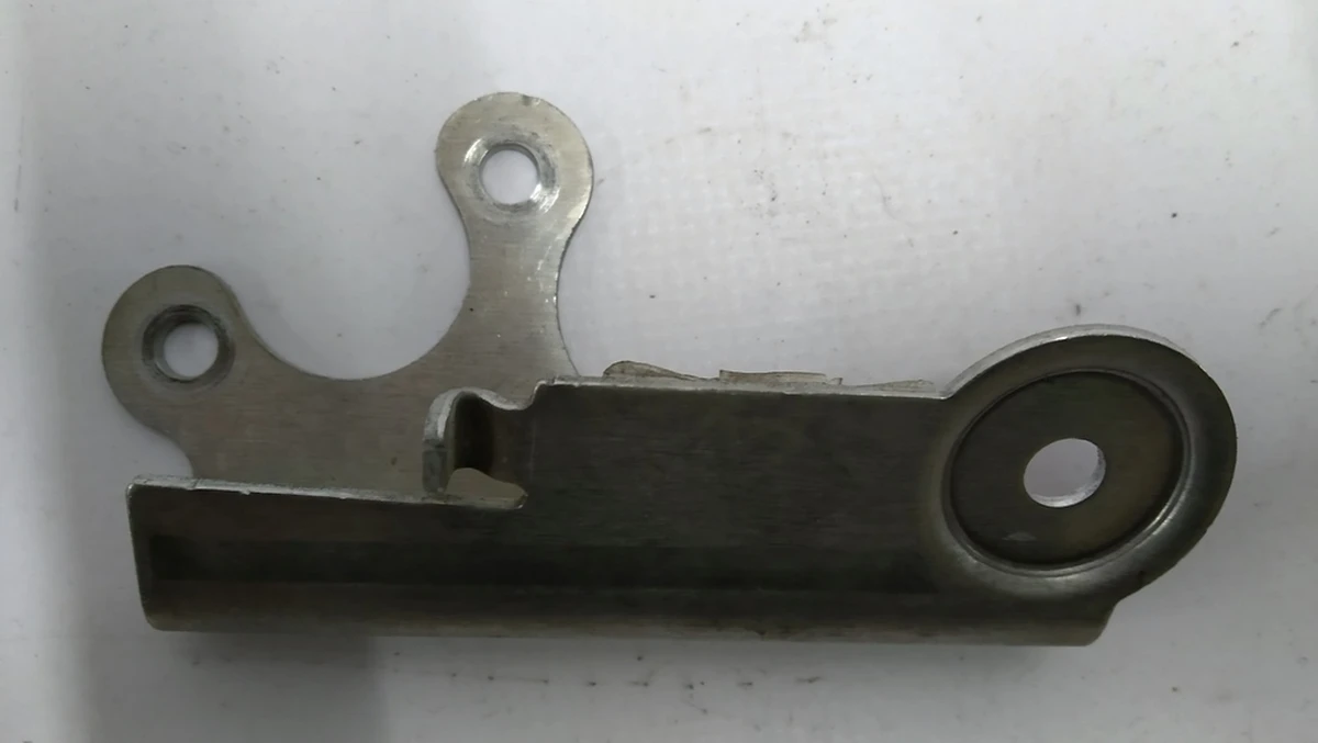 3 Кронштейн кріплення датчика рівня передньої пневмопідвіски правий Tesla model XS REST 6006519-00-A