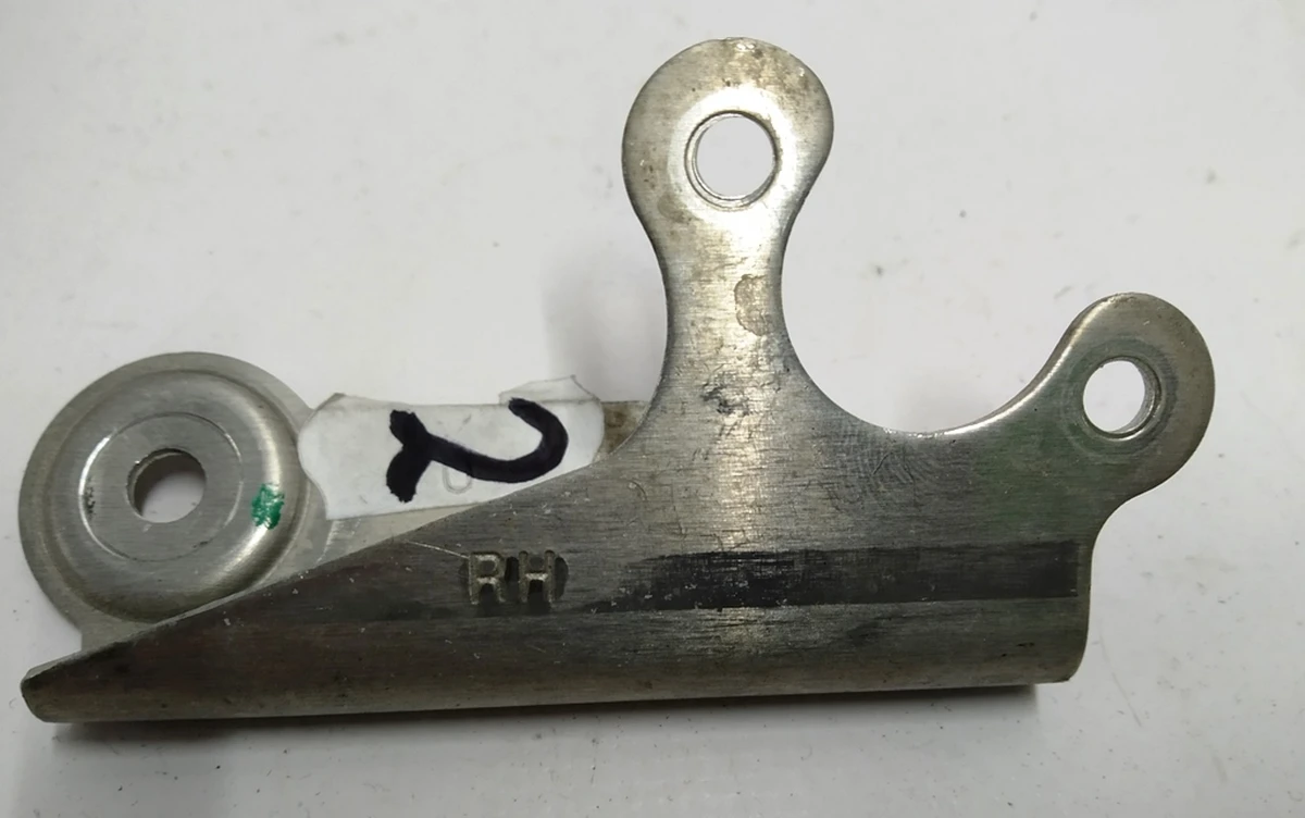 3 Кронштейн кріплення датчика рівня передньої пневмопідвіски правий Tesla model XS REST 6006519-00-A