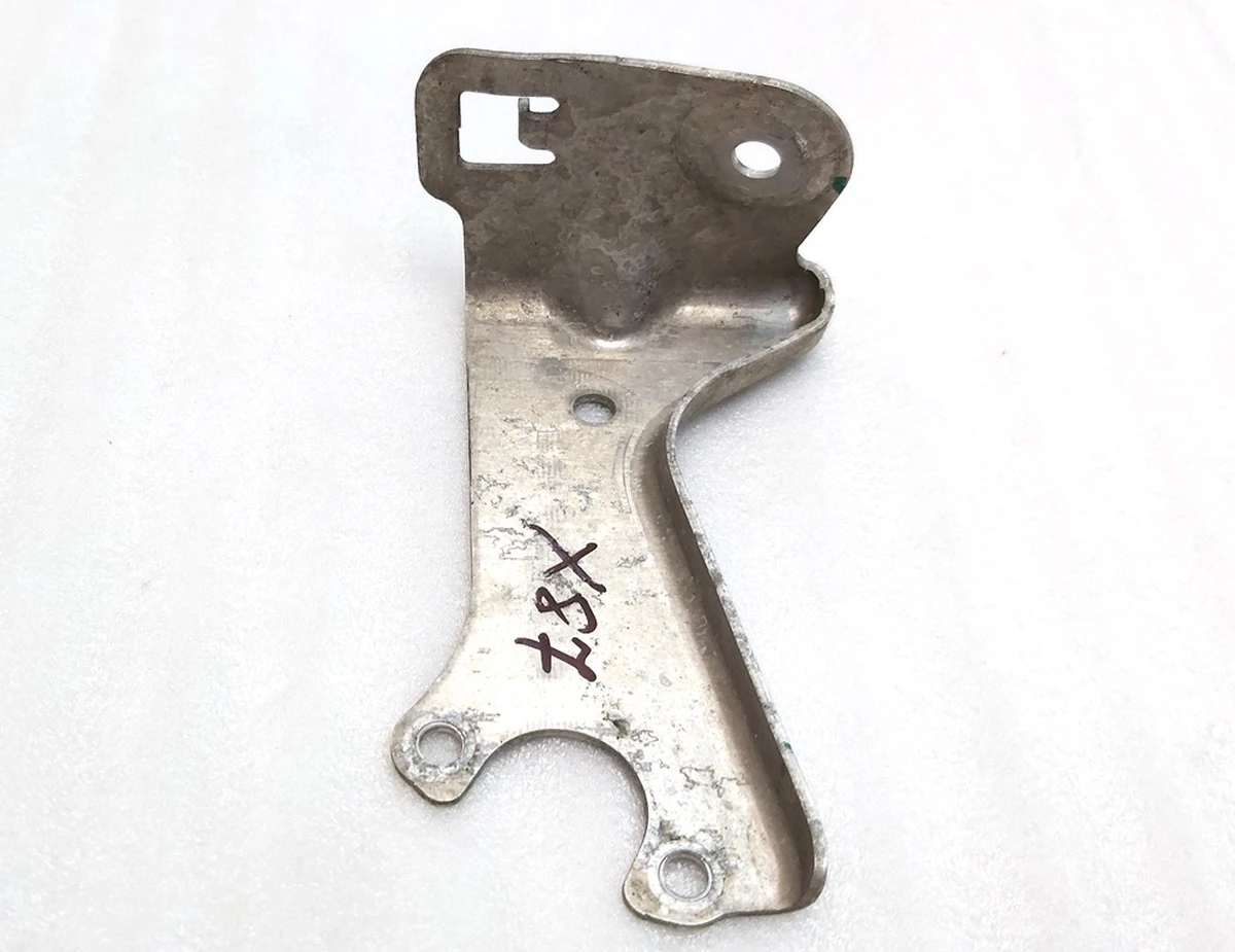 8 Кронштейн кріплення датчика рівня задньої пневмопідвіски лівий з порушеною геометрією Tesla model S, model S REST, model X 6006523-00-B