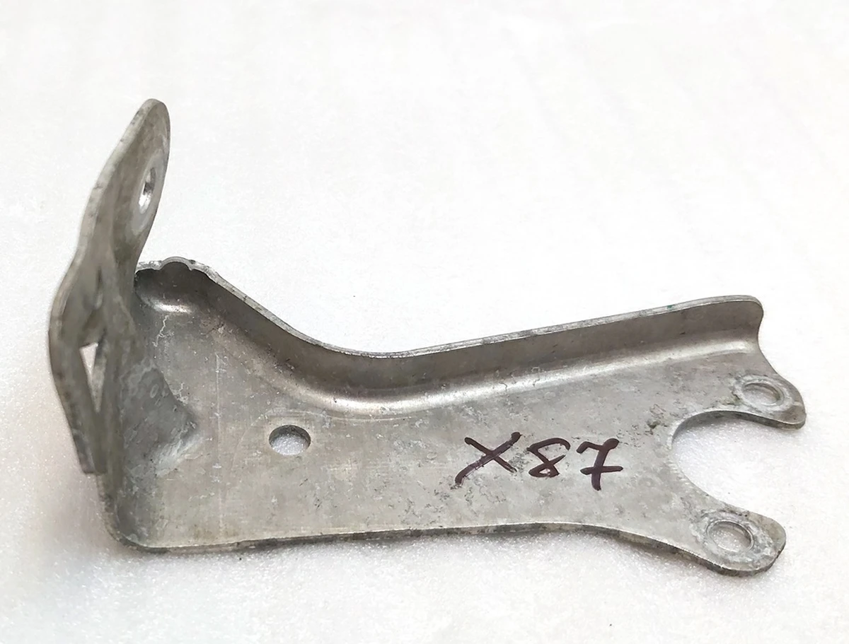 8 Кронштейн кріплення датчика рівня задньої пневмопідвіски лівий з порушеною геометрією Tesla model S, model S REST, model X 6006523-00-B