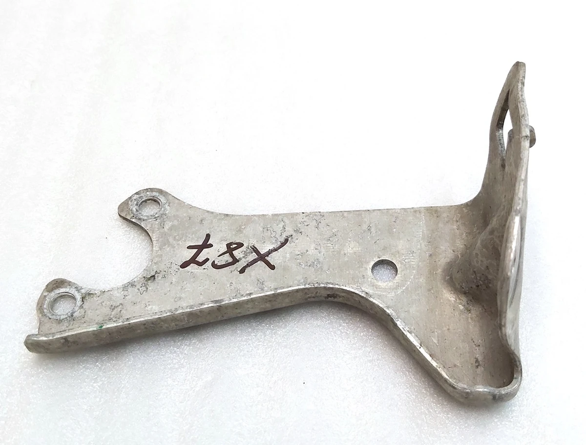 8 Кронштейн кріплення датчика рівня задньої пневмопідвіски лівий з порушеною геометрією Tesla model S, model S REST, model X 6006523-00-B