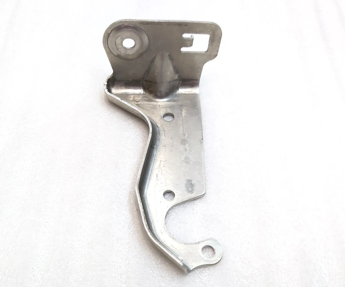 9 Кронштейн крепления датчика уровня задней пневмоподвески правый с нарушенной геометрией Tesla model S, model S REST, model X 6006526-00-B