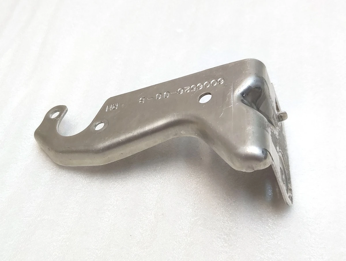 9 Кронштейн крепления датчика уровня задней пневмоподвески правый с нарушенной геометрией Tesla model S, model S REST, model X 6006526-00-B