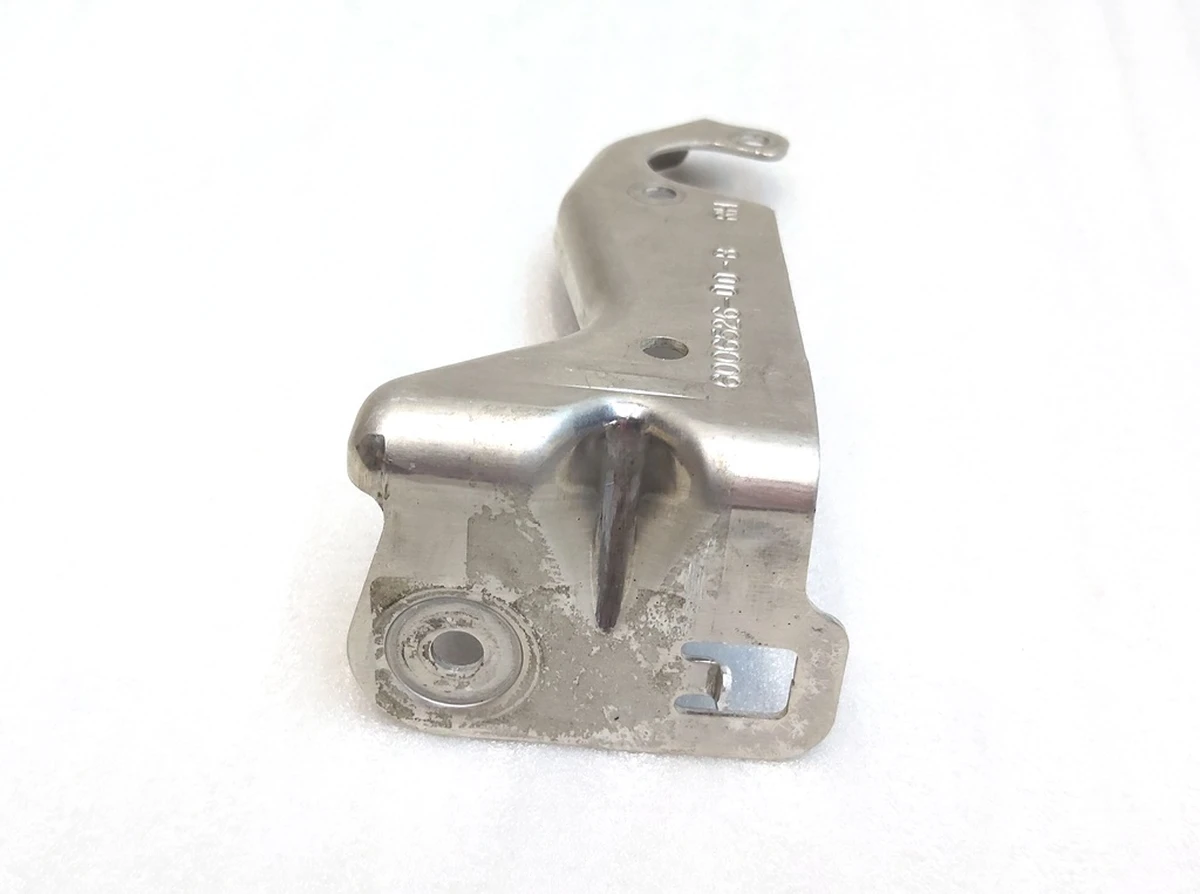 9 Кронштейн крепления датчика уровня задней пневмоподвески правый с нарушенной геометрией Tesla model S, model S REST, model X 6006526-00-B