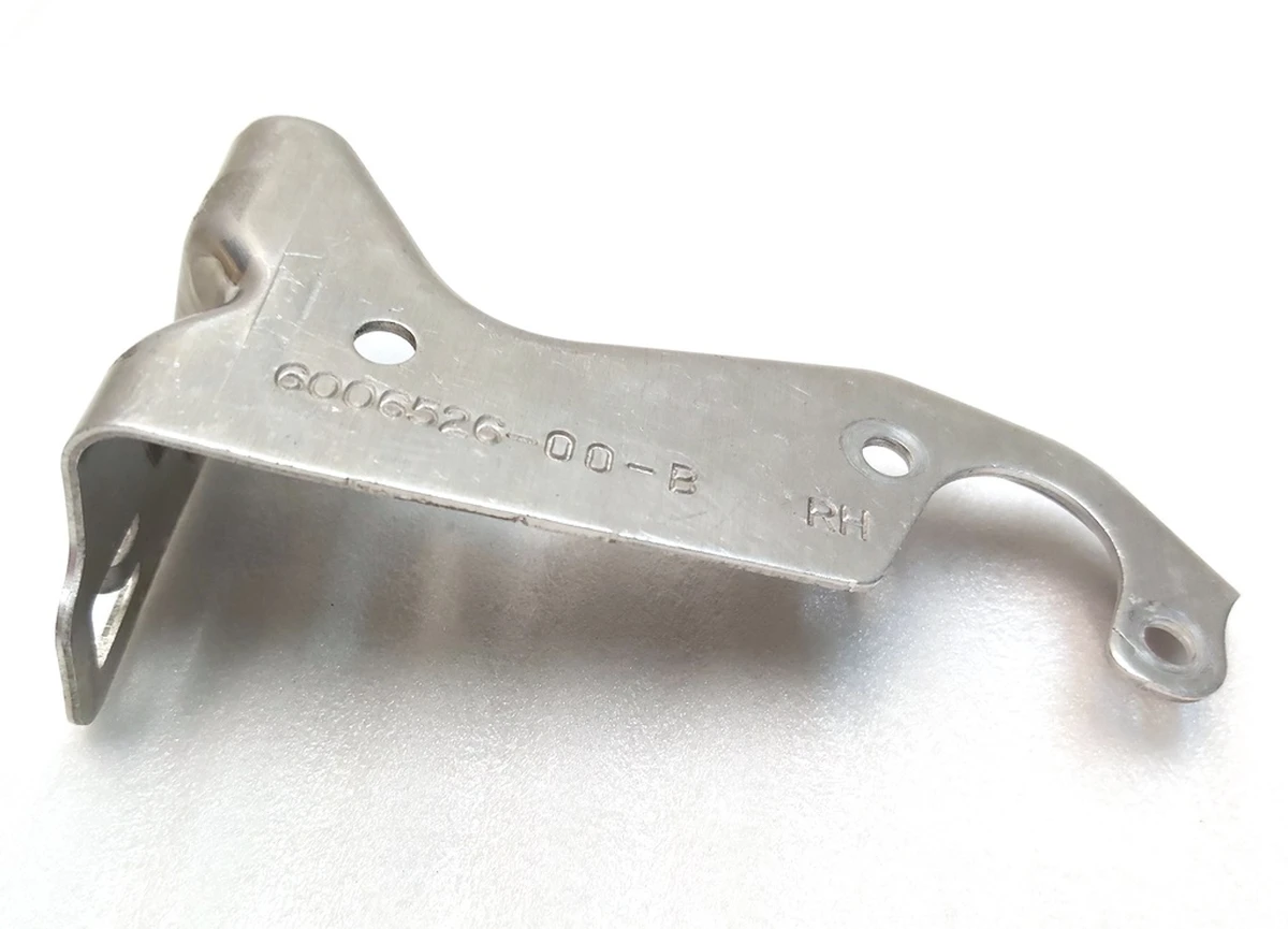 9 Кронштейн крепления датчика уровня задней пневмоподвески правый с нарушенной геометрией Tesla model S, model S REST, model X 6006526-00-B