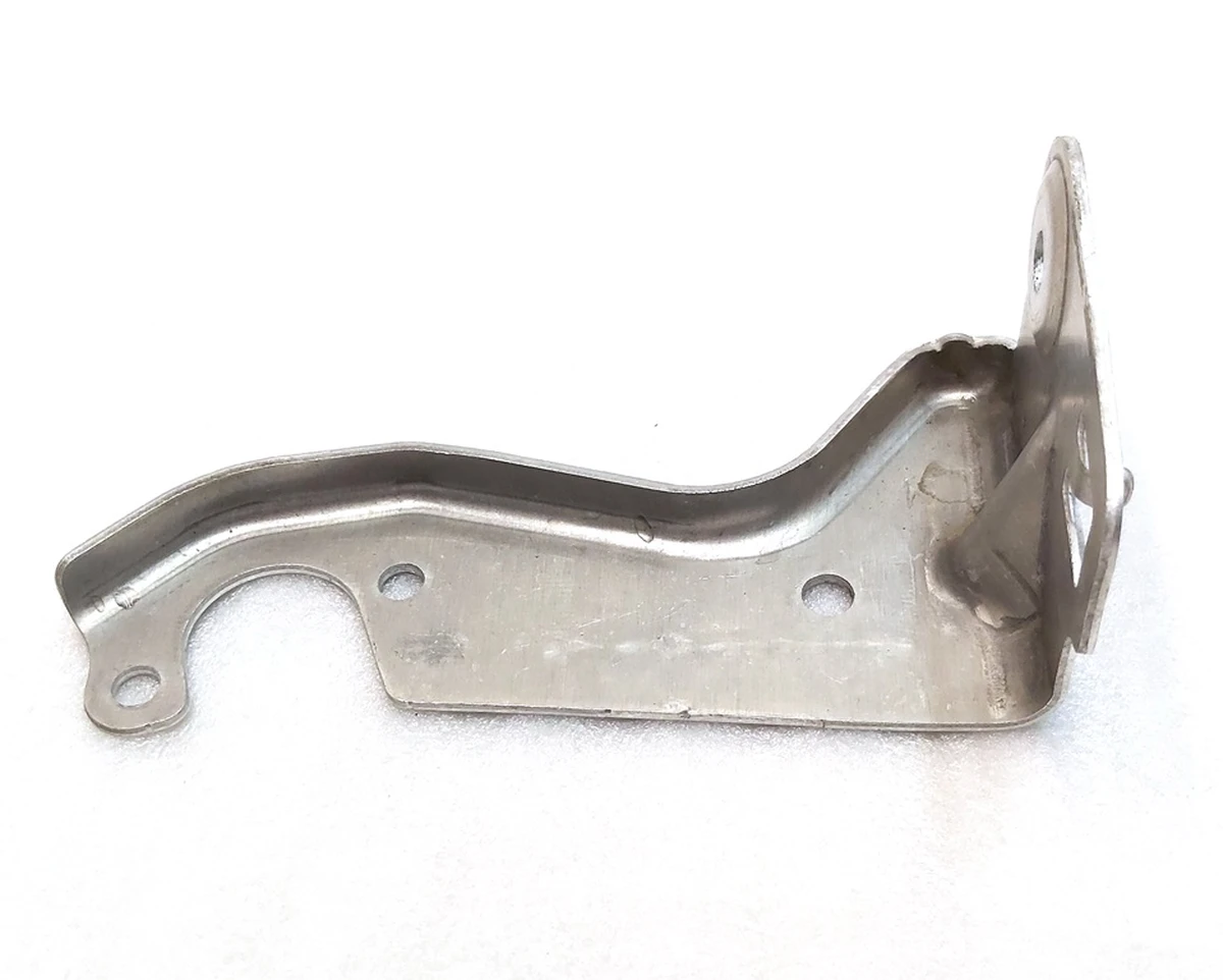 9 Кронштейн крепления датчика уровня задней пневмоподвески правый с нарушенной геометрией Tesla model S, model S REST, model X 6006526-00-B