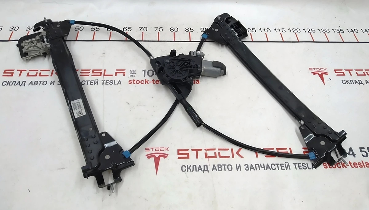 1 Склопідйомник передній лівий (деформована напрямна планка) без електродвигуна Tesla model S, model S REST 6006551-00-L