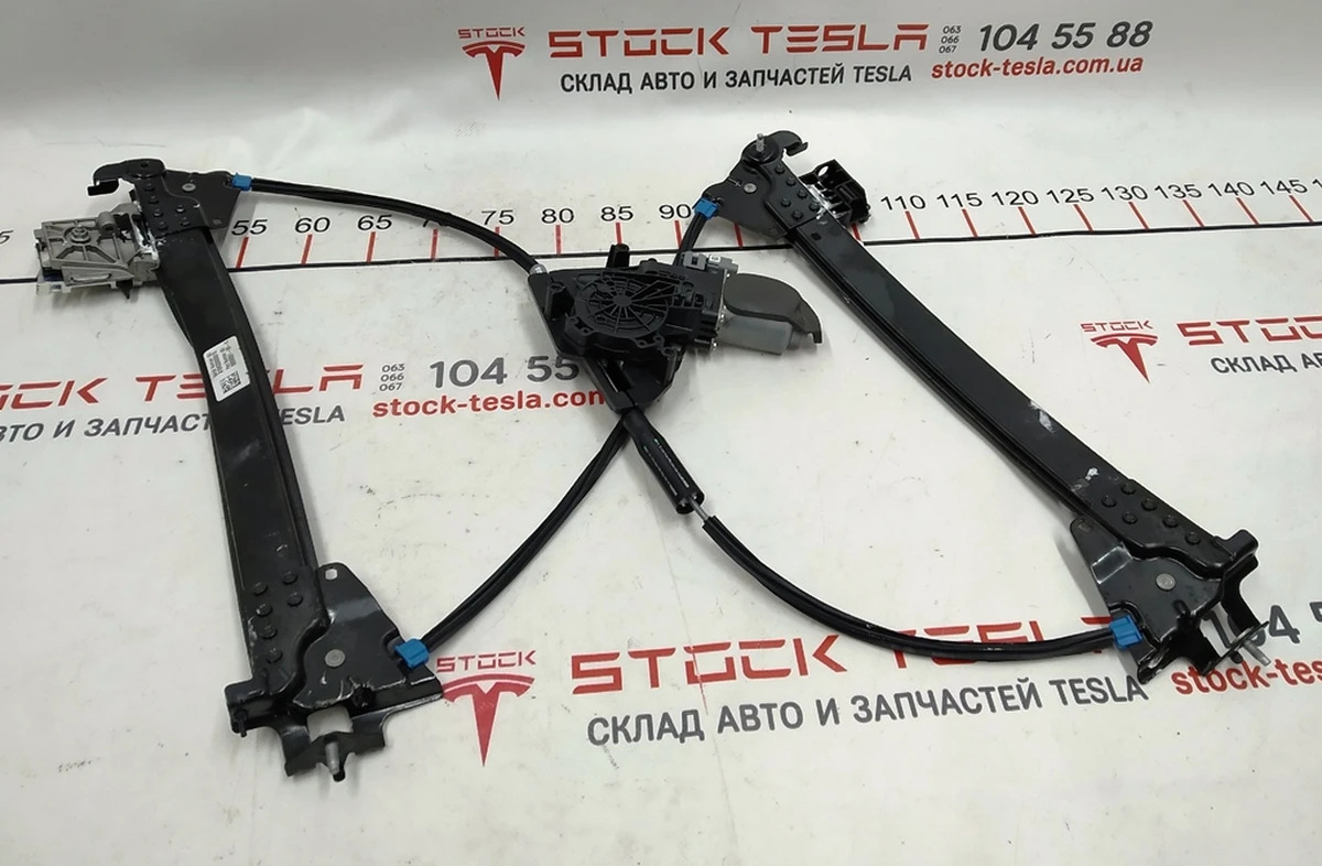 1 Склопідйомник передній лівий (деформована направляюча планка) Tesla model S, model S