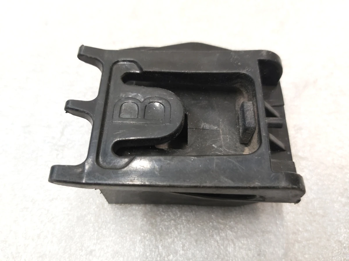 Фиксатор положения стекла стеклоподъемника переднего левого заднего правого Tesla model S, model S REST 6006651-00-L