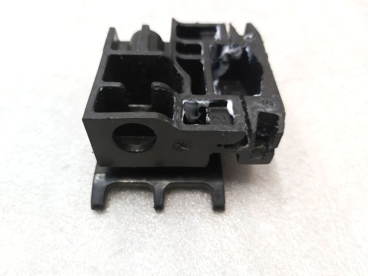 Фиксатор положения стекла стеклоподъемника переднего левого заднего правого Tesla model S, model S REST 6006651-00-L