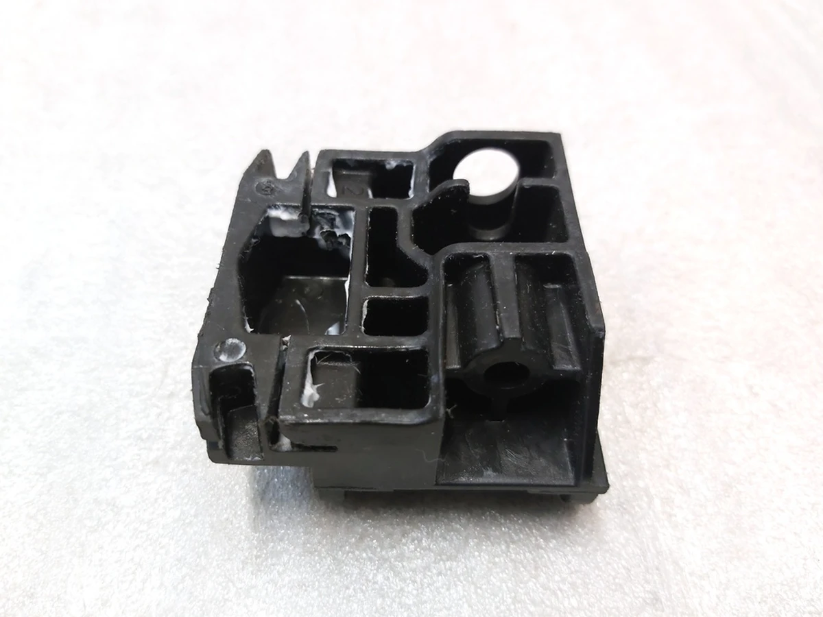 Фиксатор положения стекла стеклоподъемника переднего левого заднего правого Tesla model S, model S REST 6006651-00-L