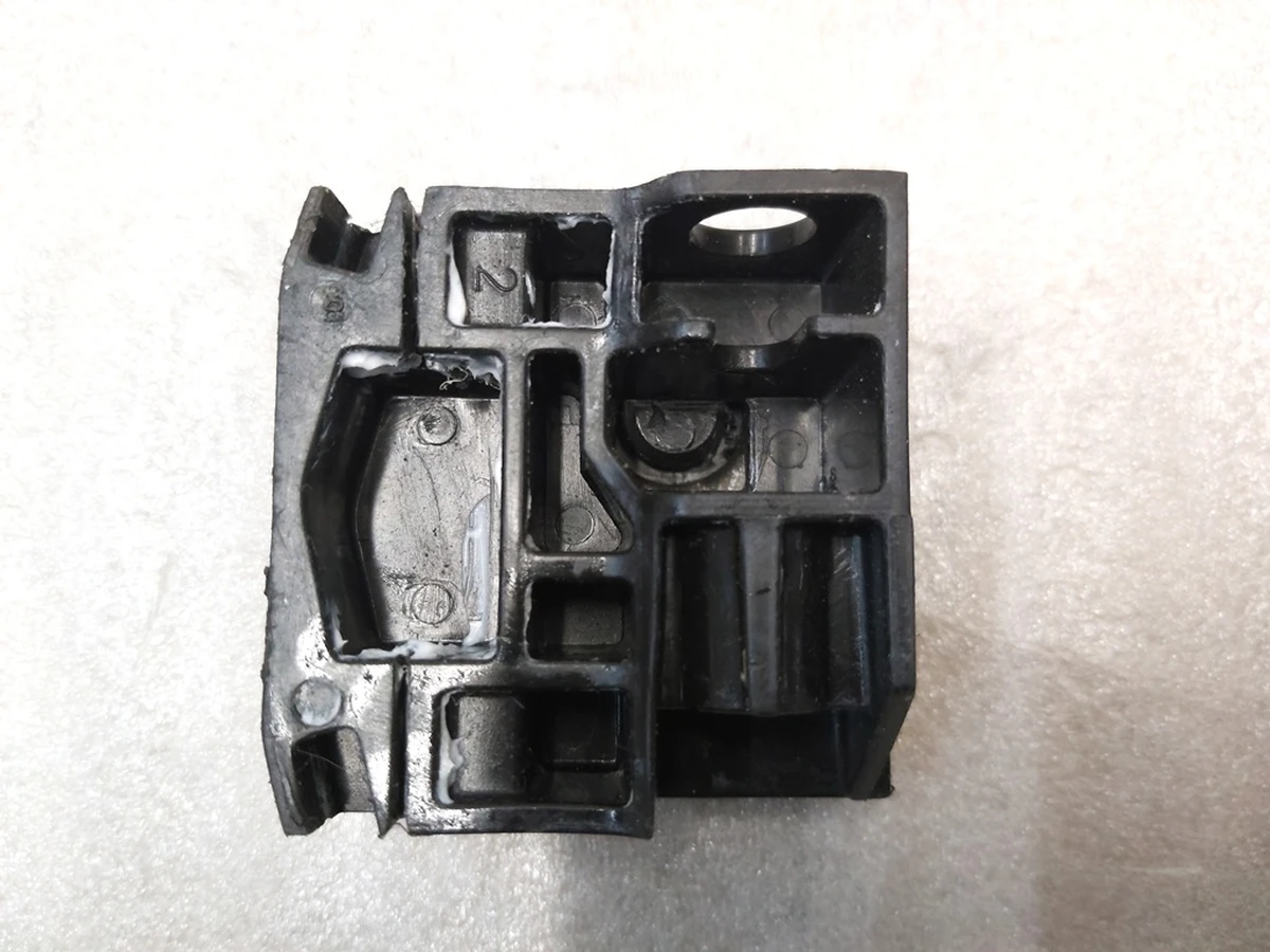 Фиксатор положения стекла стеклоподъемника переднего левого заднего правого Tesla model S, model S REST 6006651-00-L