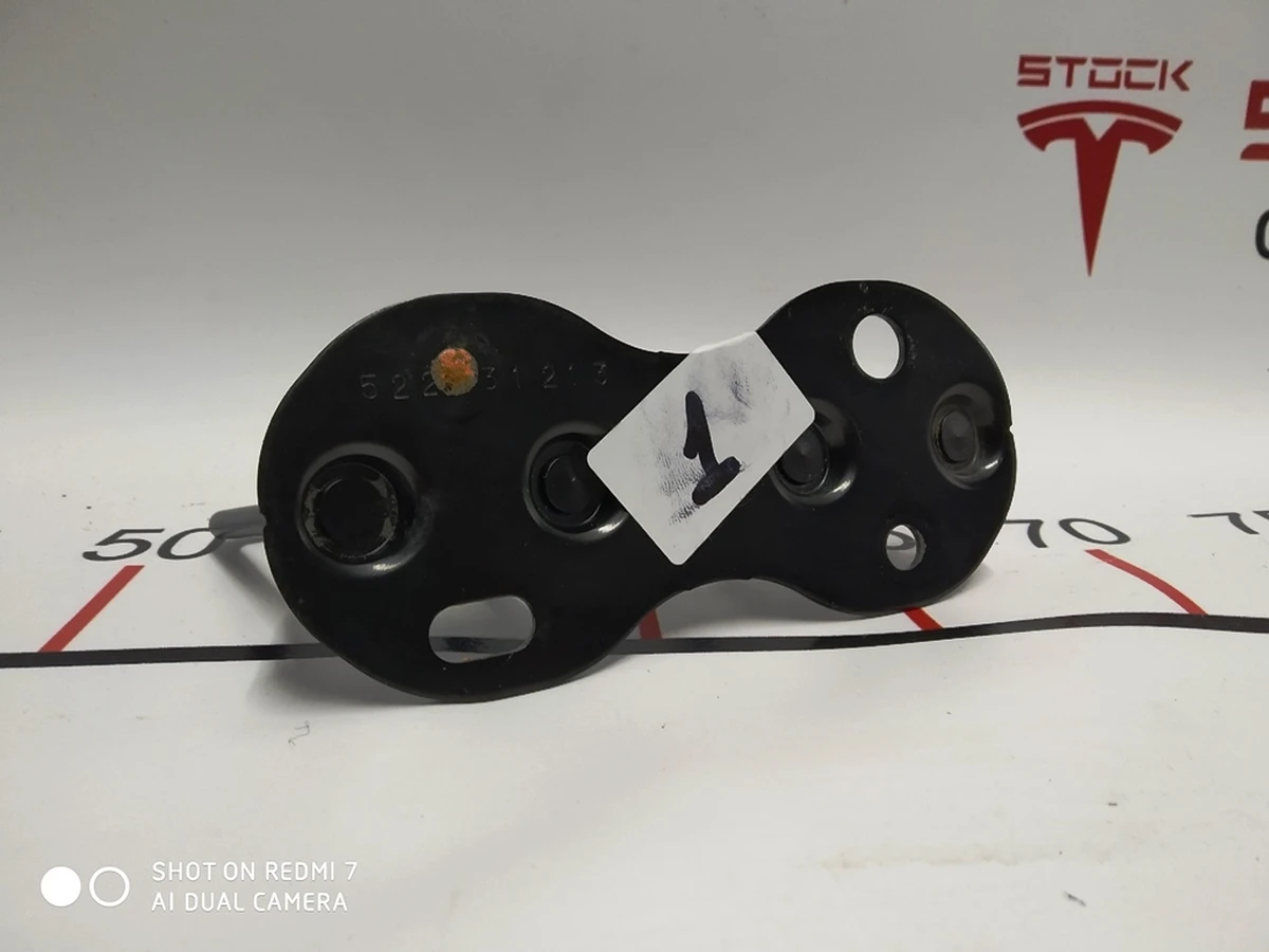 3 Петля замка капота двойная Tesla model S 6007202-00-C
