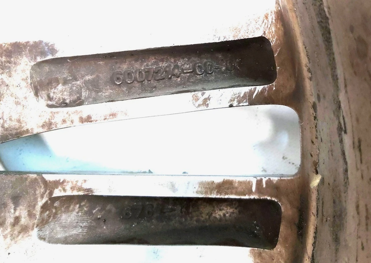 1 Диск колёсный (19x8.0J - SILVER) с повреждением Tesla model S, model S REST 1054040-00-B