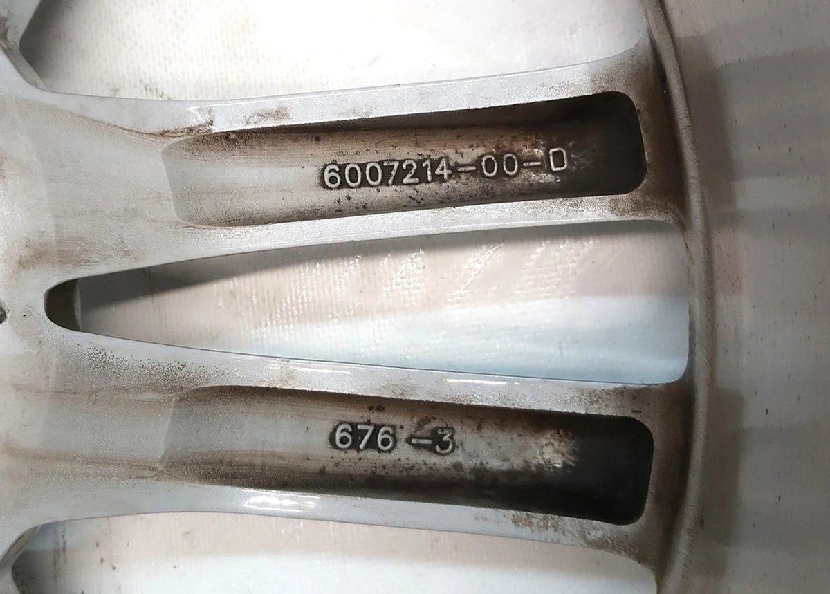 1 WHEEL, 19x8.0 - SILVER with damage Tesla model S, model S REST 1054040-00-B