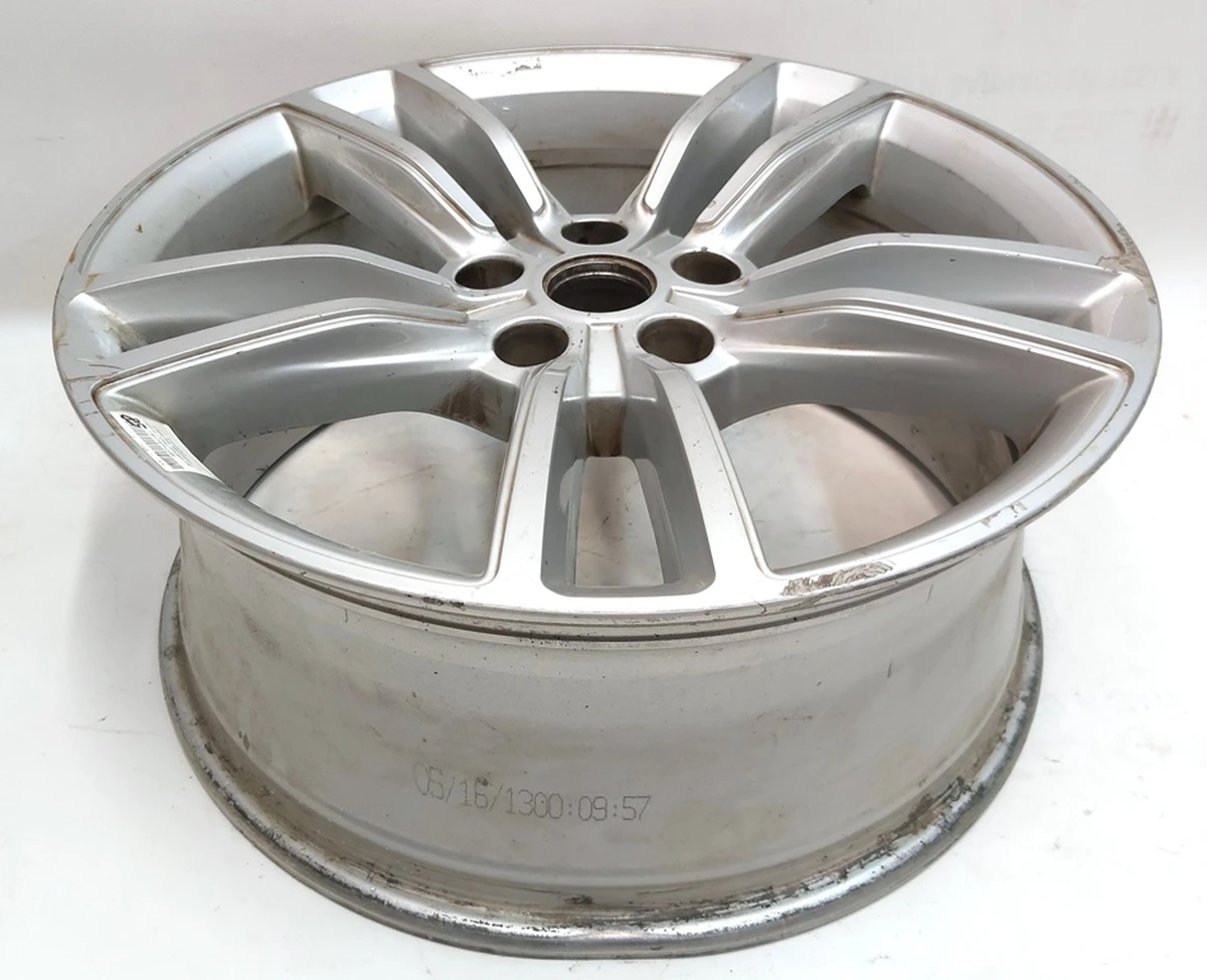 1 WHEEL, 19x8.0 - SILVER with damage Tesla model S, model S REST 1054040-00-B