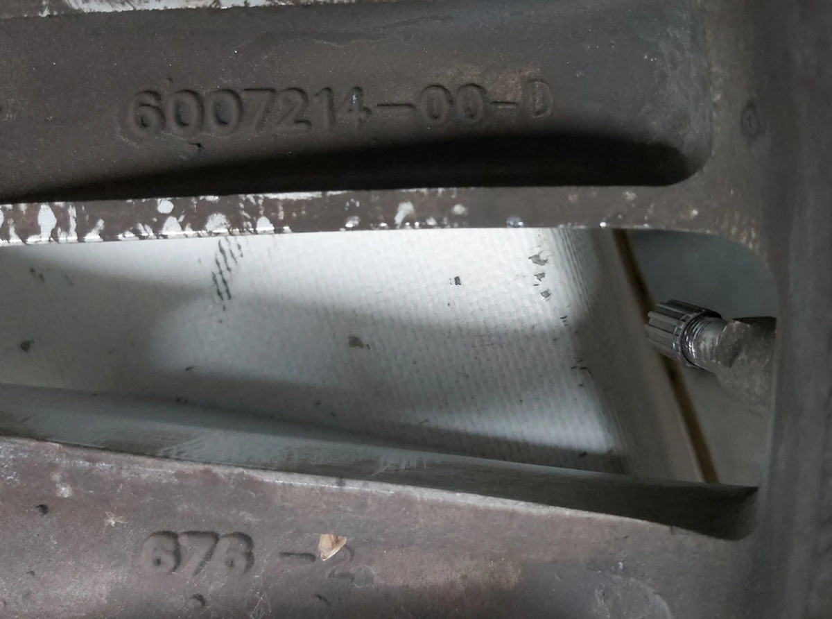 1 Complete wheel with damage (disc damaged 19 * 8.0J tire damaged Michelin Pilot Sport A / S3   245/45 R19) Tesla model S 1054040-00-B