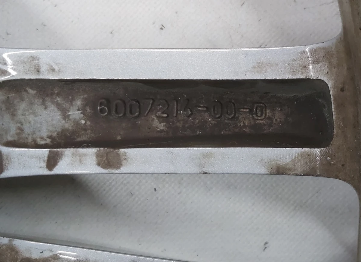 1 Колісний диск (19x8.0J - SILVER) з пошкодженням Tesla model S 1054040-00-B