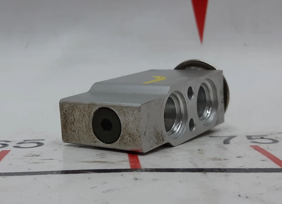 11 Клапан теплообмінника / чилера Tesla model S 6008481-00-B