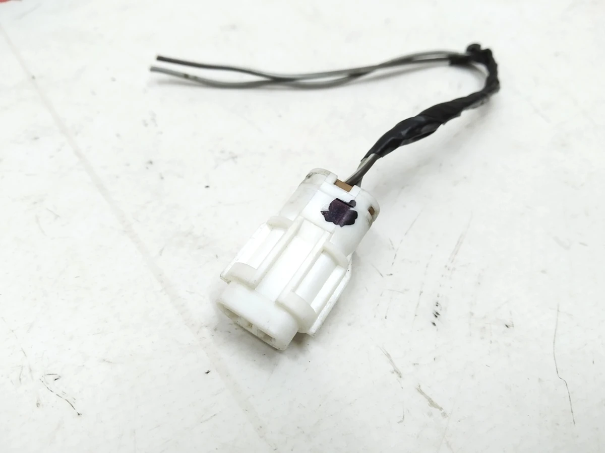 2 Разъём (фишка) датчика температуры воздуха Tesla model all models 1106818-00-A