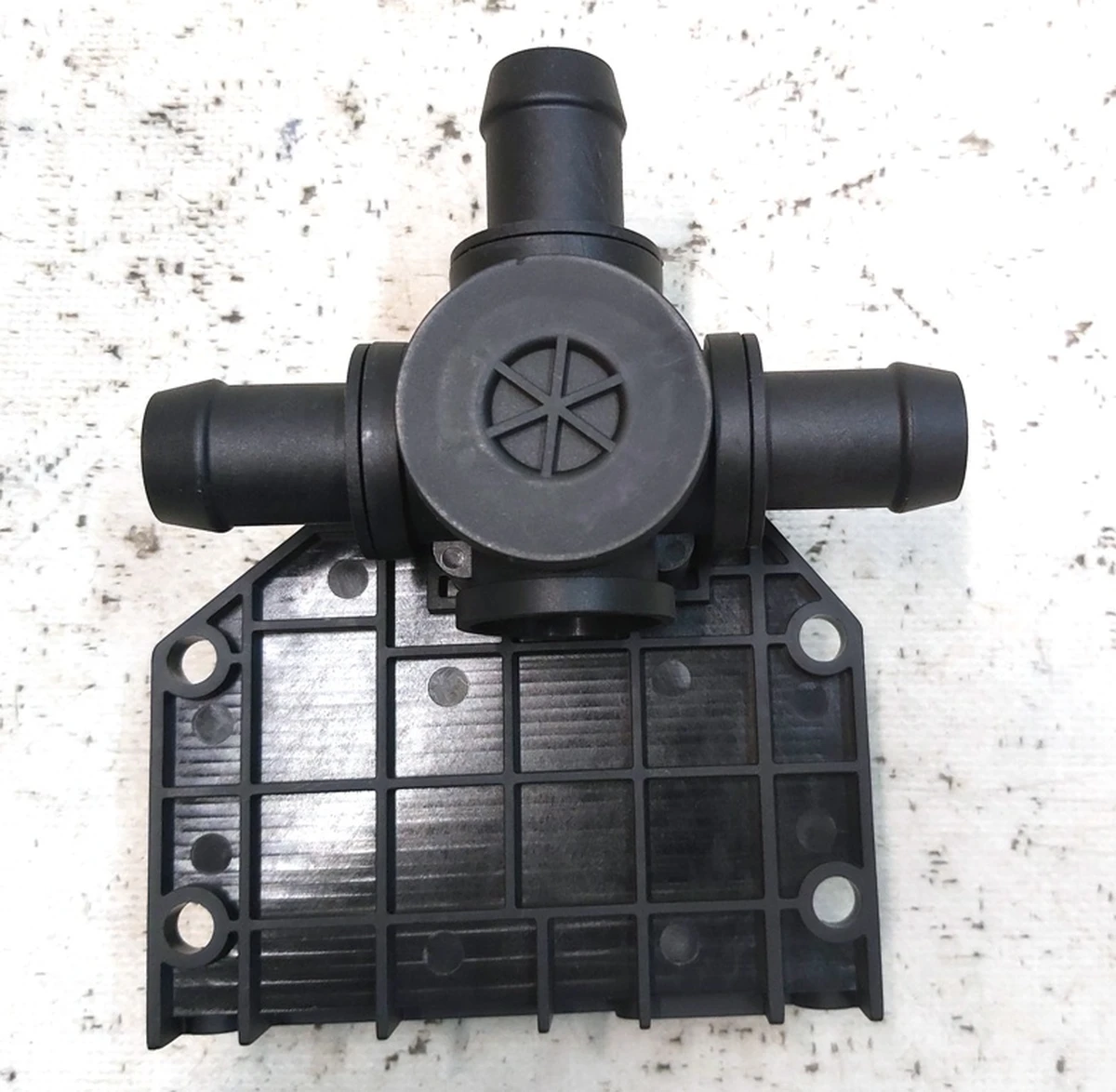 37 Клапан потрійний Tesla model S, model S REST 6007384-00-E