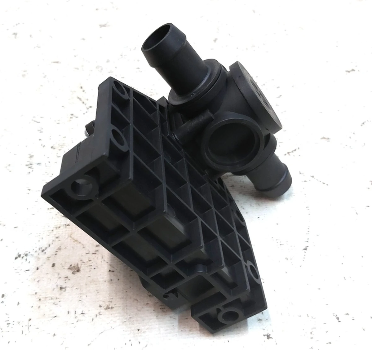 37 Клапан потрійний Tesla model S, model S REST 6007384-00-E