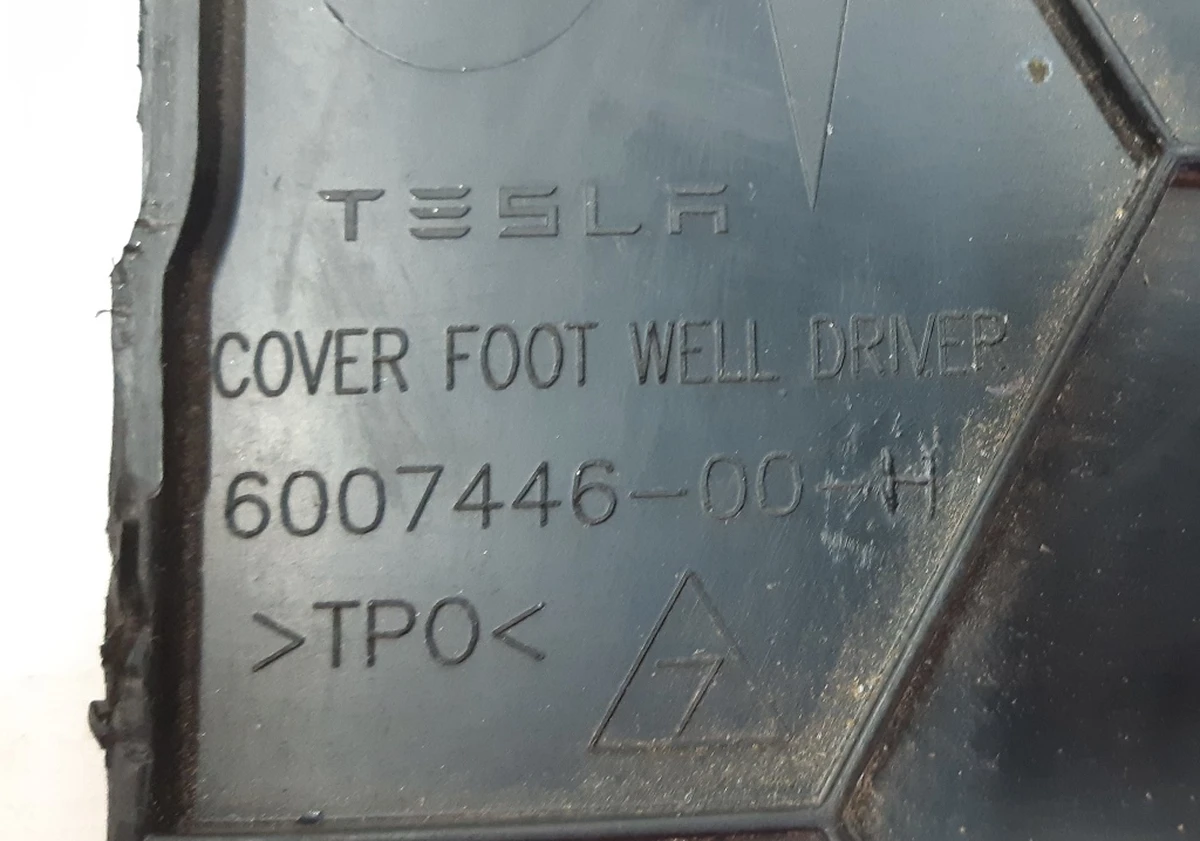 17 Накладка пластикова під рульовою колонкою Tesla S, model S REST 1016340-00-F