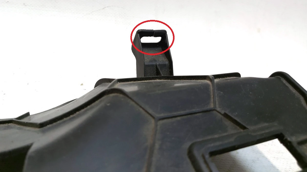 17 Накладка пластиковая под рулевой колонкой Tesla model S, model S REST 1016340-00-F