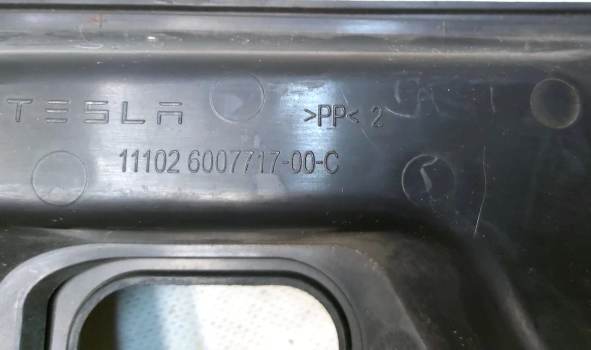 17 Накладка пластиковая под рулевой колонкой Tesla model S, model S REST 1016340-00-F