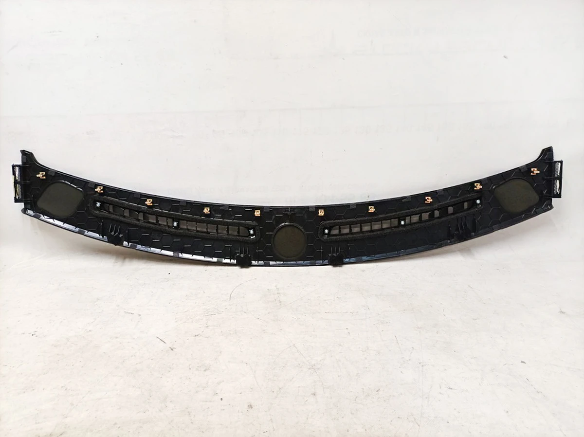 6 Панель кріплення дефлекторів обдування лобового скла зі слідами корозії Tesla model S, model S REST 6007510-00-G