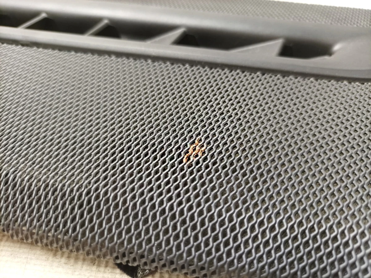 6 Панель кріплення дефлекторів обдування лобового скла зі слідами корозії Tesla model S, model S REST 6007510-00-G